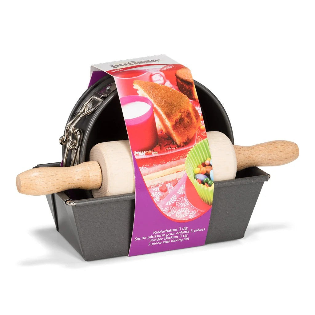Patisse Kinderbakset 3-delig op witte achtergrond met springvorm, cakevorm en houten deegroller in de verpakking