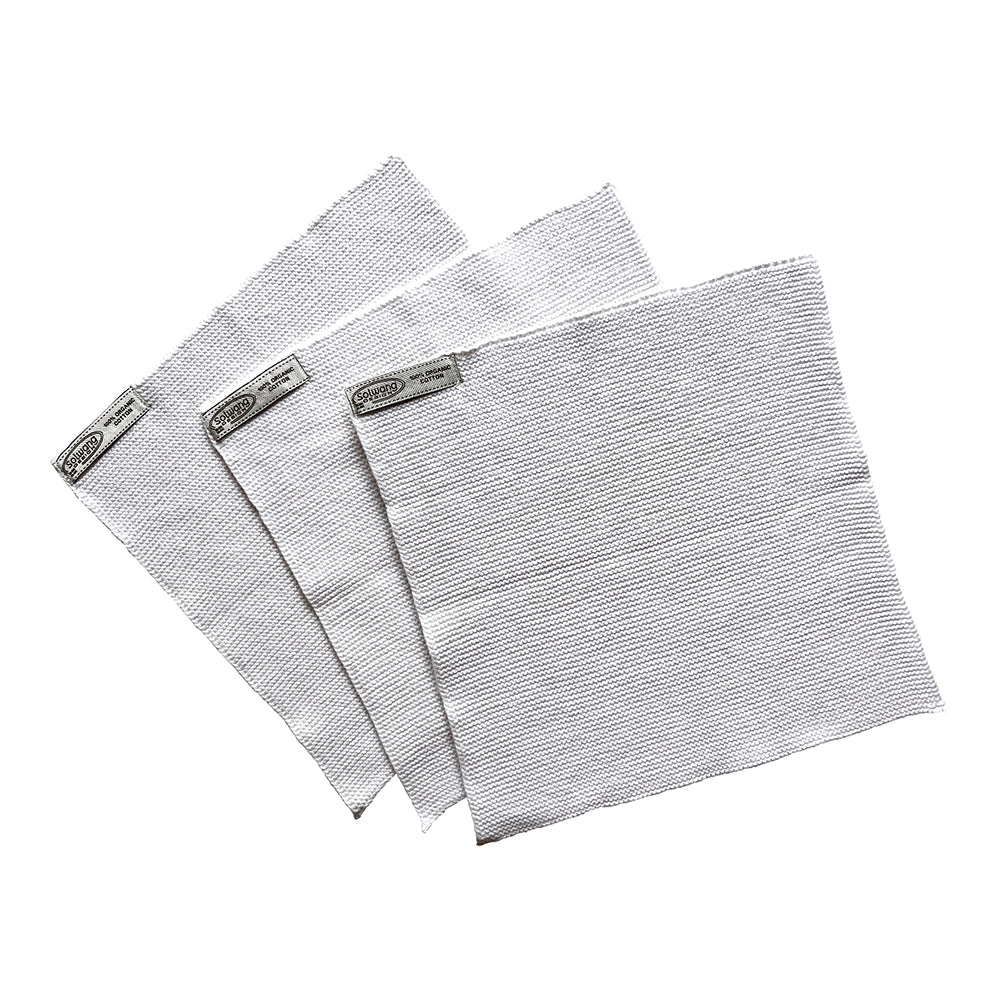 Solwang Design Vaatdoekjes set van 3 - Wit drie gebreide doekjes gewaaierd over elkaar, alle drie in dezelfde witte kleur zonder zichtbaar kleurverschil, met het Solwang-label op elk doekje.
