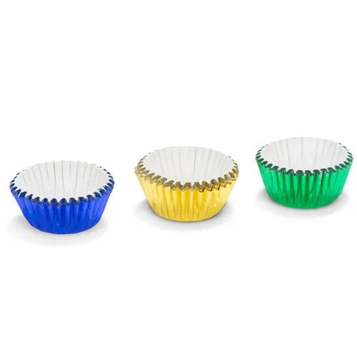 Drie aluminium pralinevormpjes in blauw, goudgeel en groen naast elkaar op een witte achtergrond