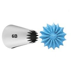 Klein productfotootje van het metalen spuitmondje #6B naast een gespoten blauwe rozet, op een witte achtergrond.
