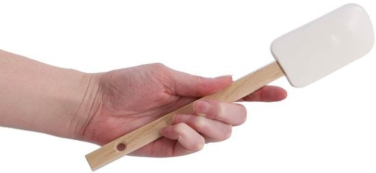 Hand houdt de pannenlikker vast aan het houten handvat, de witte kop boven en het ophangoog onderaan