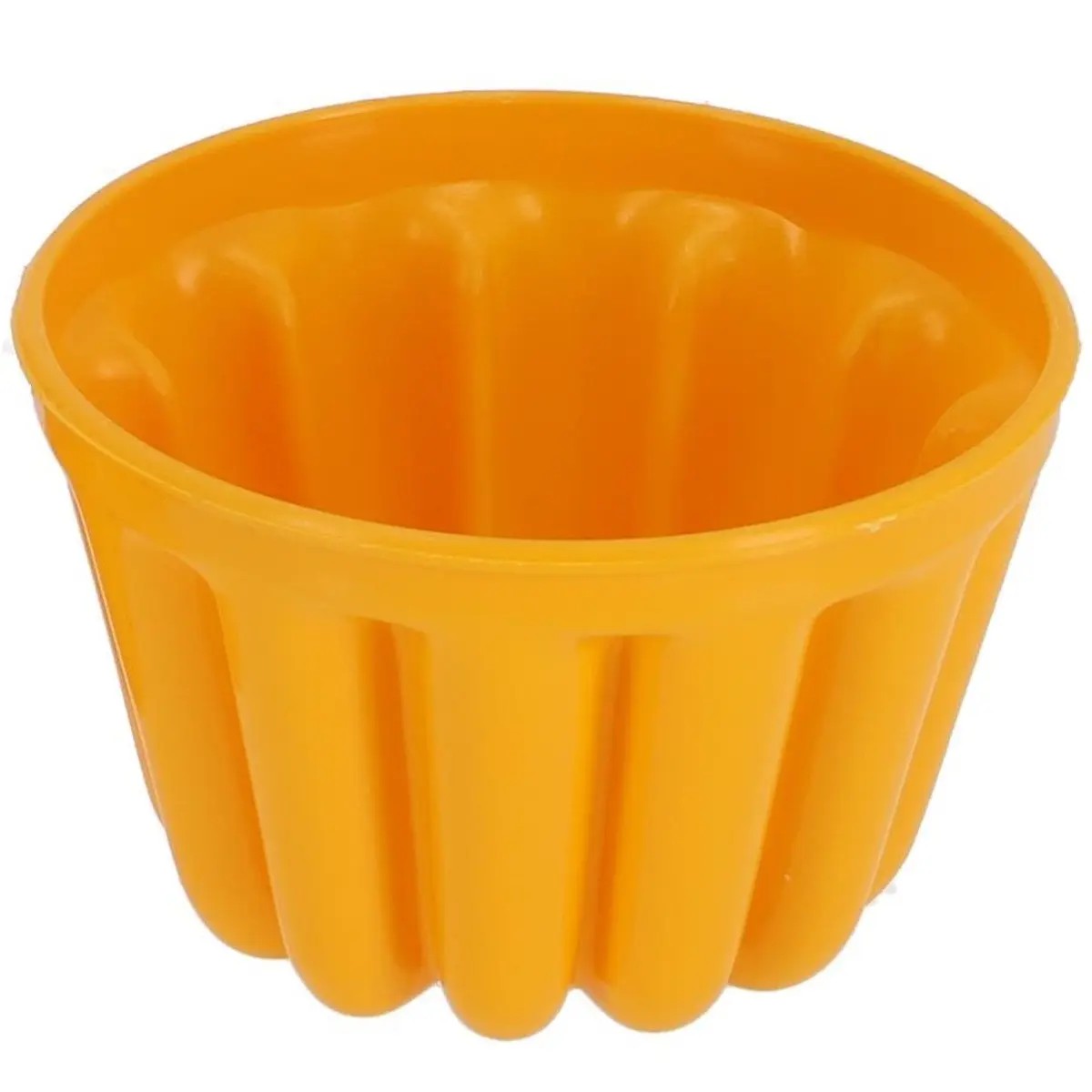 Oranje puddingvormpje met de opening naar boven en verticale ribbels aan de buitenkant