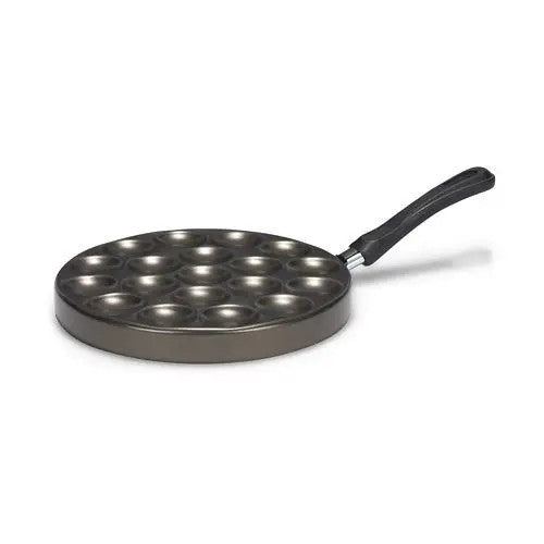 Patisse Poffertjespan Antikleef op witte achtergrond met donkergrijze pan, kuiltjes en zwart handvat