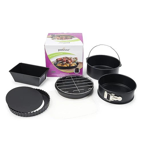Patisse Air Frying Bakset 7-delig op witte achtergrond: springvorm, quichevorm, cakevorm, rooster en verpakking