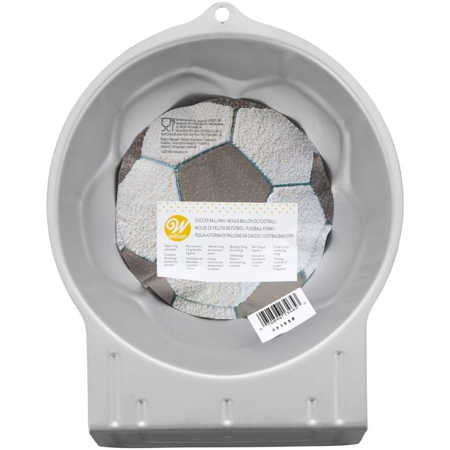 Achterkant van de aluminium voetbal bakvorm van Wilton met een productlabel en barcode direct op het metaal