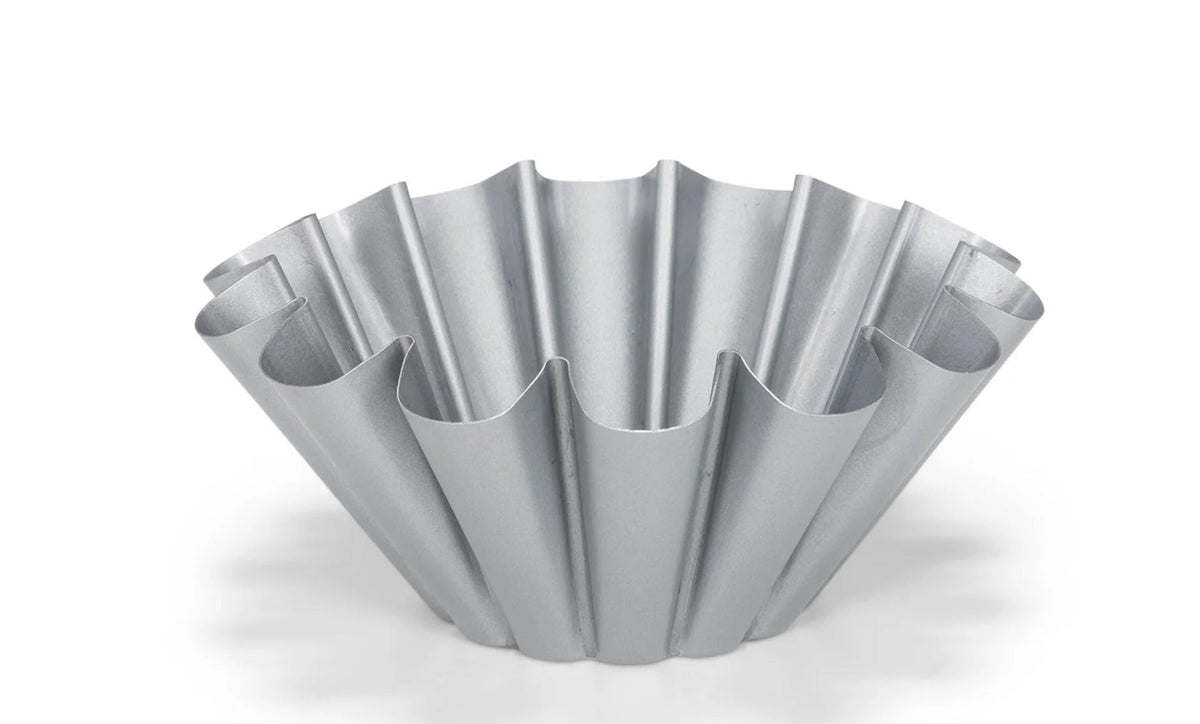 Patisse Silver Top Briochevorm - 20 cm op witte achtergrond, zilvergrijze vorm met golvende rand en verticale ribbels