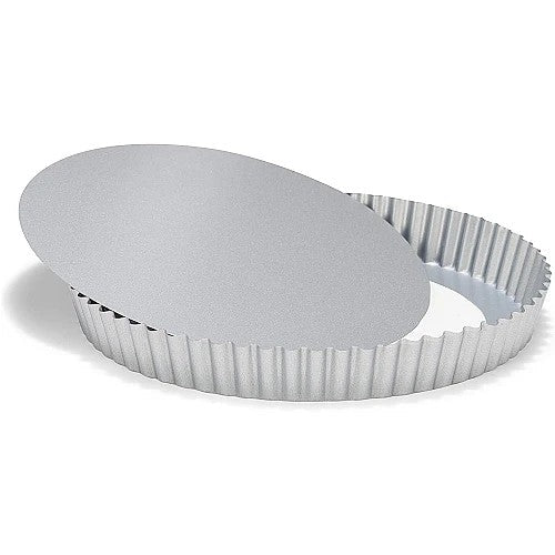 Patisse Silver Top ronde quichevorm met geribbelde rand en losse bodem die schuin op de vorm ligt, witte achtergrond