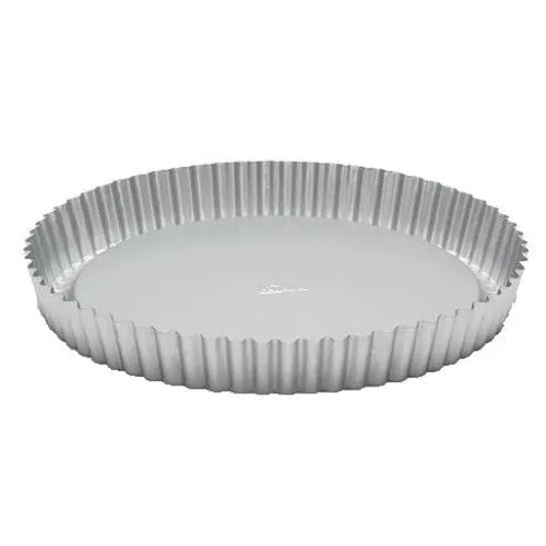 Patisse Vlaaibodemvorm - 28 cm op witte achtergrond, ronde vorm met geribbelde rand en vlakke bodem met logo