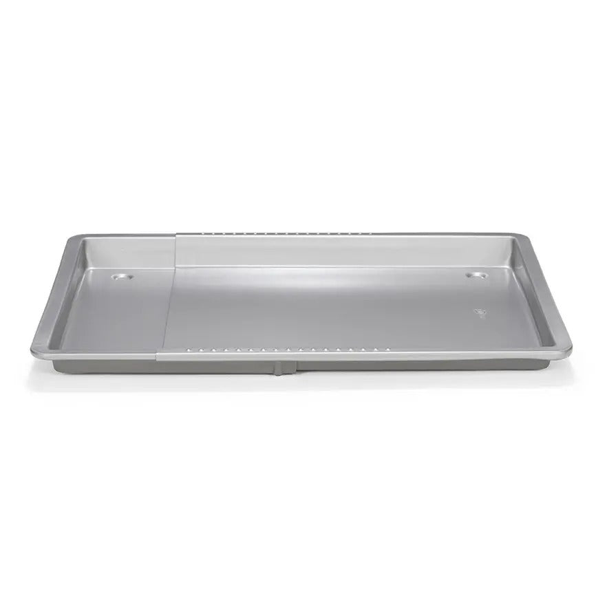 Patisse Silver Top Verstelbare Bakplaat met Hoge Rand op witte achtergrond, zilvergrijs met verschuifbaar zijstuk en gaatjes langs de rand