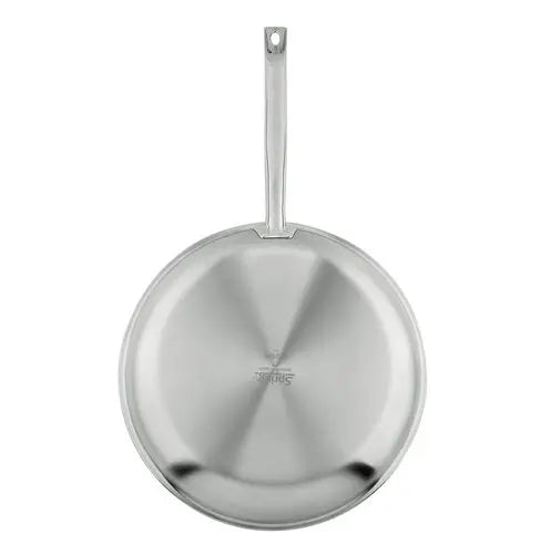 Spring Brigade Ultimate Koekenpan - 24 cm, achterkant op witte achtergrond met Spring-logo in de bodem