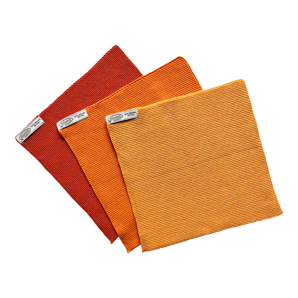 Solwang Design Vaatdoekjes set van 3 - Oranje Combi drie gebreide doekjes gewaaierd over elkaar, van donker roestrood/terracotta achteraan via oranje naar een lichtere geeloranje tint vooraan, met het Solwang-label zichtbaar op elk doekje.