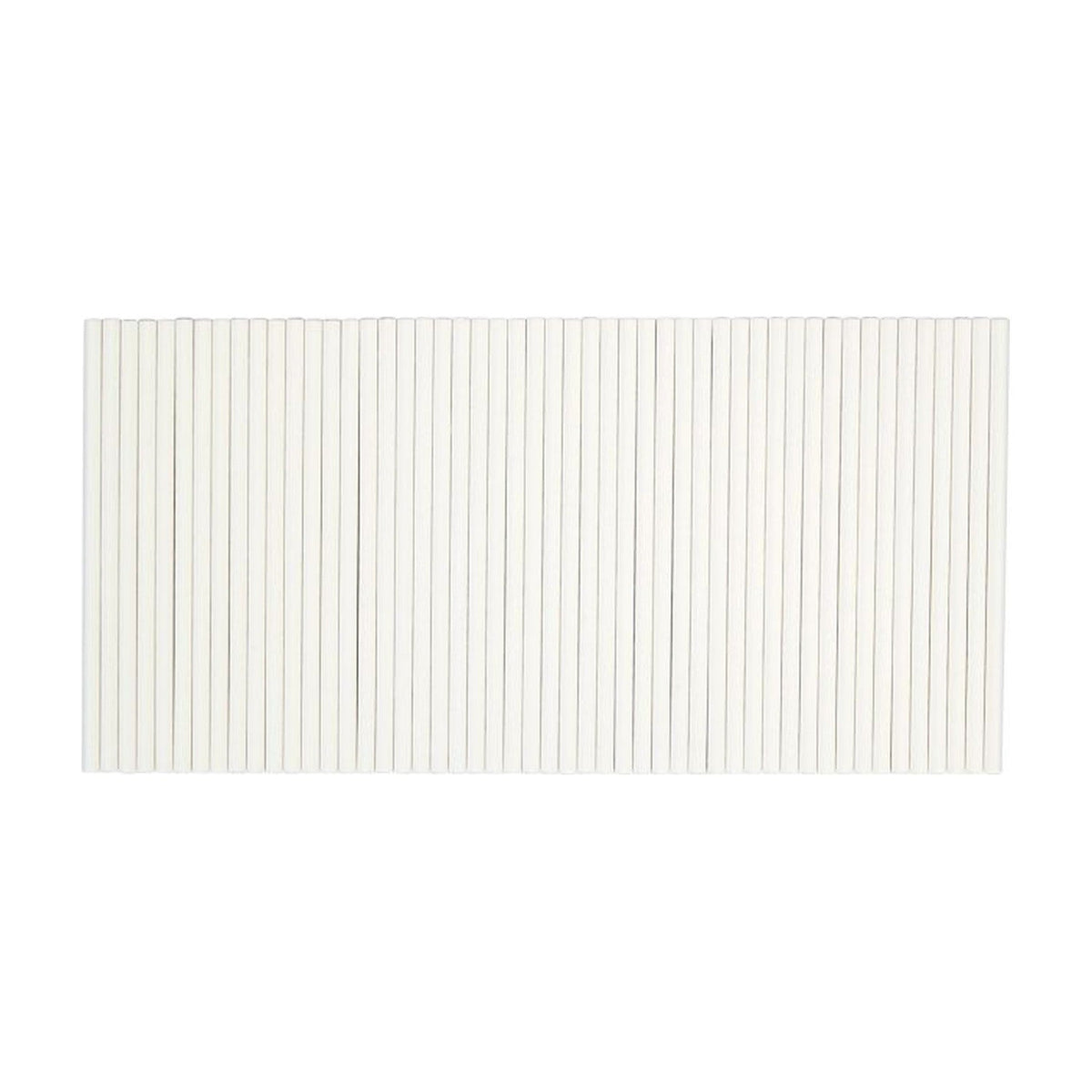 Witte kunststof lollystokjes van 10 cm los naast elkaar op een witte achtergrond