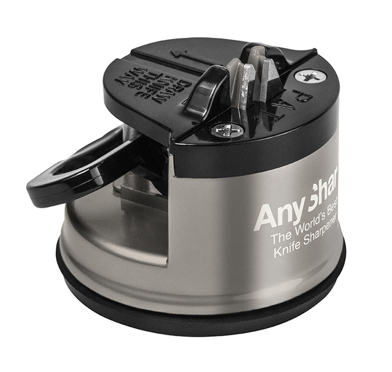 Anysharp Messenslijper Pro in zilver en zwart met zuignap tegen witte achtergrond