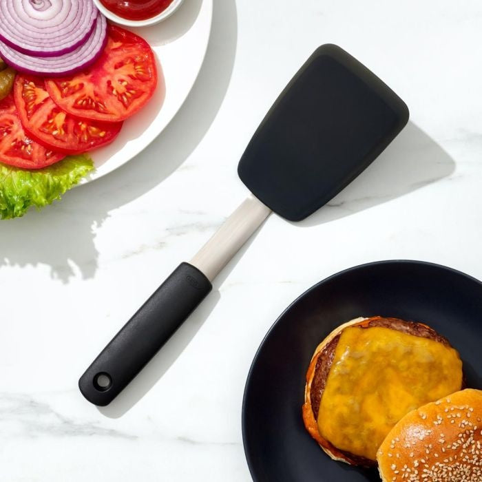 OXO Good Grips Spatel Siliconen 29 cm, hamburger optillen naast bord met tomaat, ui en sla