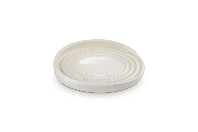 Le Creuset Lepelhouder Ovaal Meringue - 15 cm, bovenaanzicht met het ingeperste Le Creuset-logo op de rand