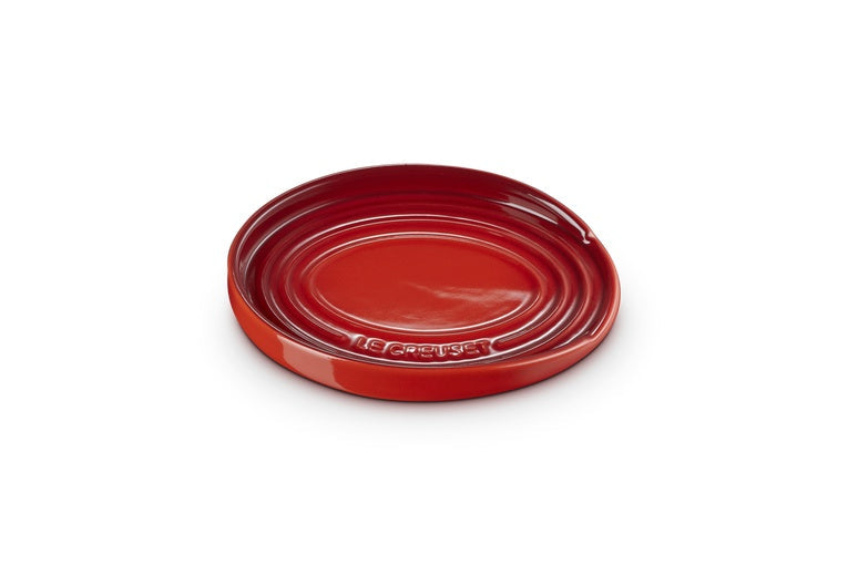 Le Creuset Lepelhouder Ovaal Kersenrood - 15 cm, bovenaanzicht met het ingeperste Le Creuset-logo op de rand