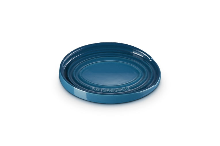 Le Creuset Lepelhouder Ovaal Deep Teal - 15 cm, bovenaanzicht met het ingeperste Le Creuset-logo op de rand