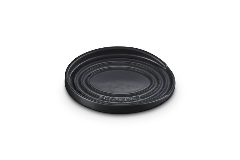 Le Creuset Lepelhouder Ovaal Mat Zwart - 15 cm, bovenaanzicht met het ingeperste Le Creuset-logo op de rand