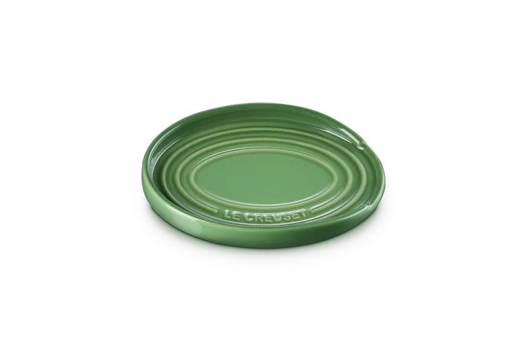 Le Creuset Lepelhouder Ovaal Bamboo - 15 cm, bovenaanzicht met het ingeperste Le Creuset-logo op de rand