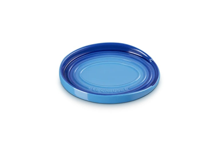 Le Creuset Lepelhouder Ovaal Azure - 15 cm, bovenaanzicht met het ingeperste Le Creuset-logo op de rand