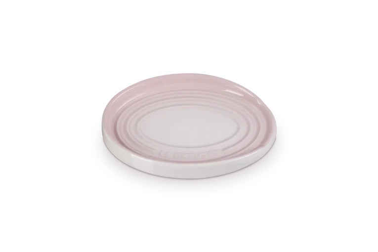 Le Creuset Lepelhouder Ovaal Shell Pink - 15 cm, bovenaanzicht met het ingeperste Le Creuset-logo op de rand