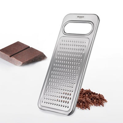 Westmark Steel Fruit- en Groenterasp, zilver, rasp naast chocolade en geraspte chocoladekrullen