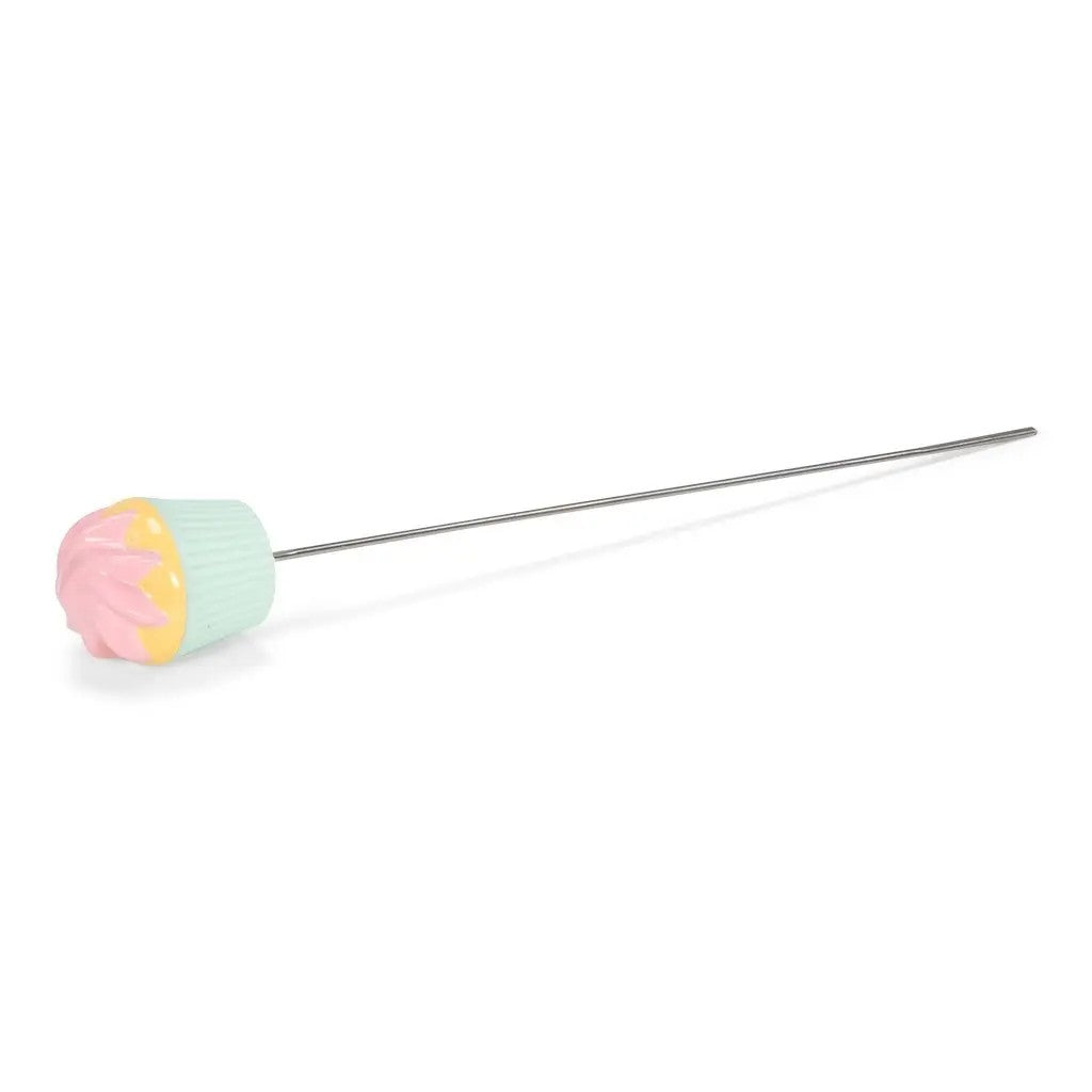 Patisse cake tester met dunne metalen pen en klein cupcake-handvat in mintgroen, geel en roze op witte achtergrond