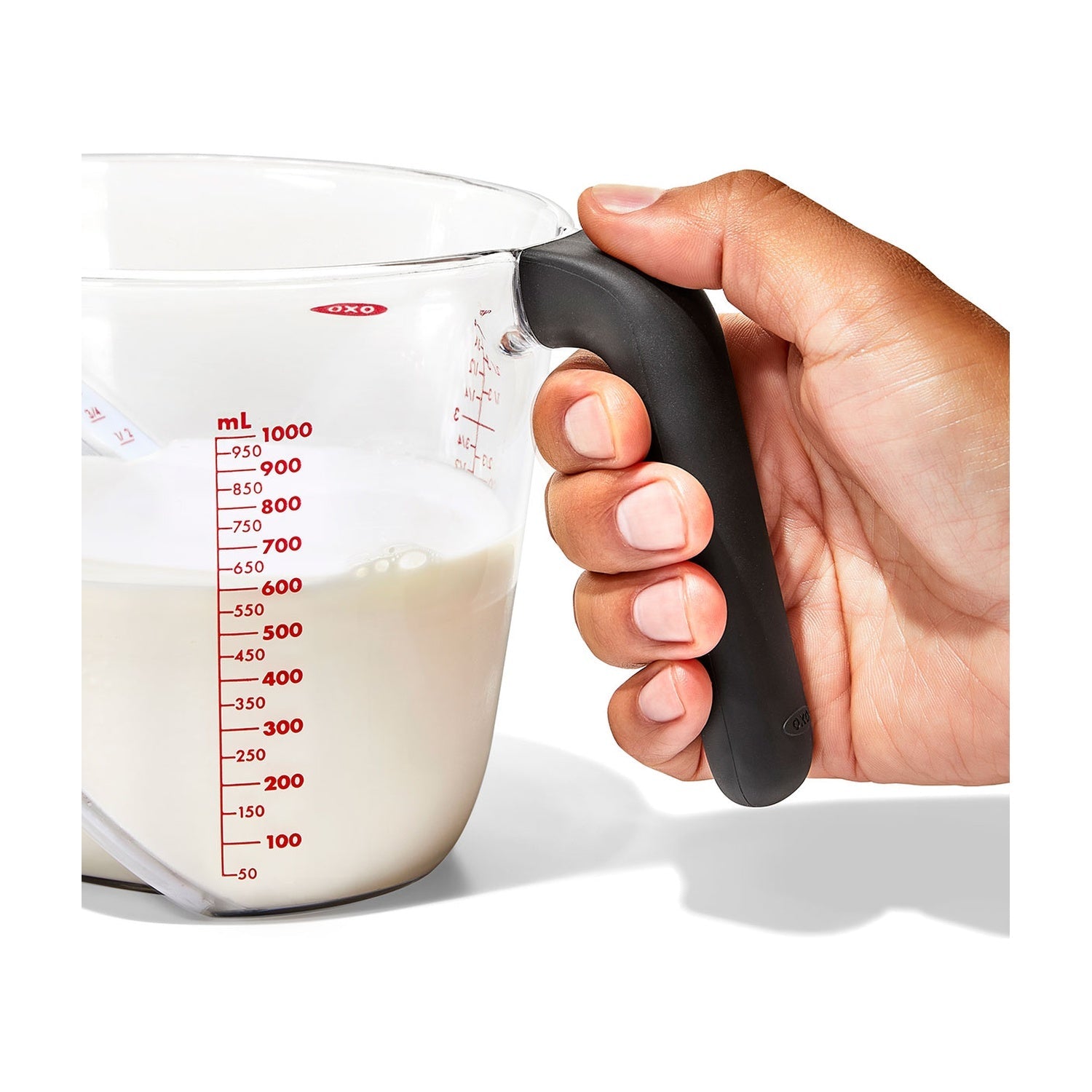 OXO Good Grips maatkan gevuld met vloeistof op aanrecht