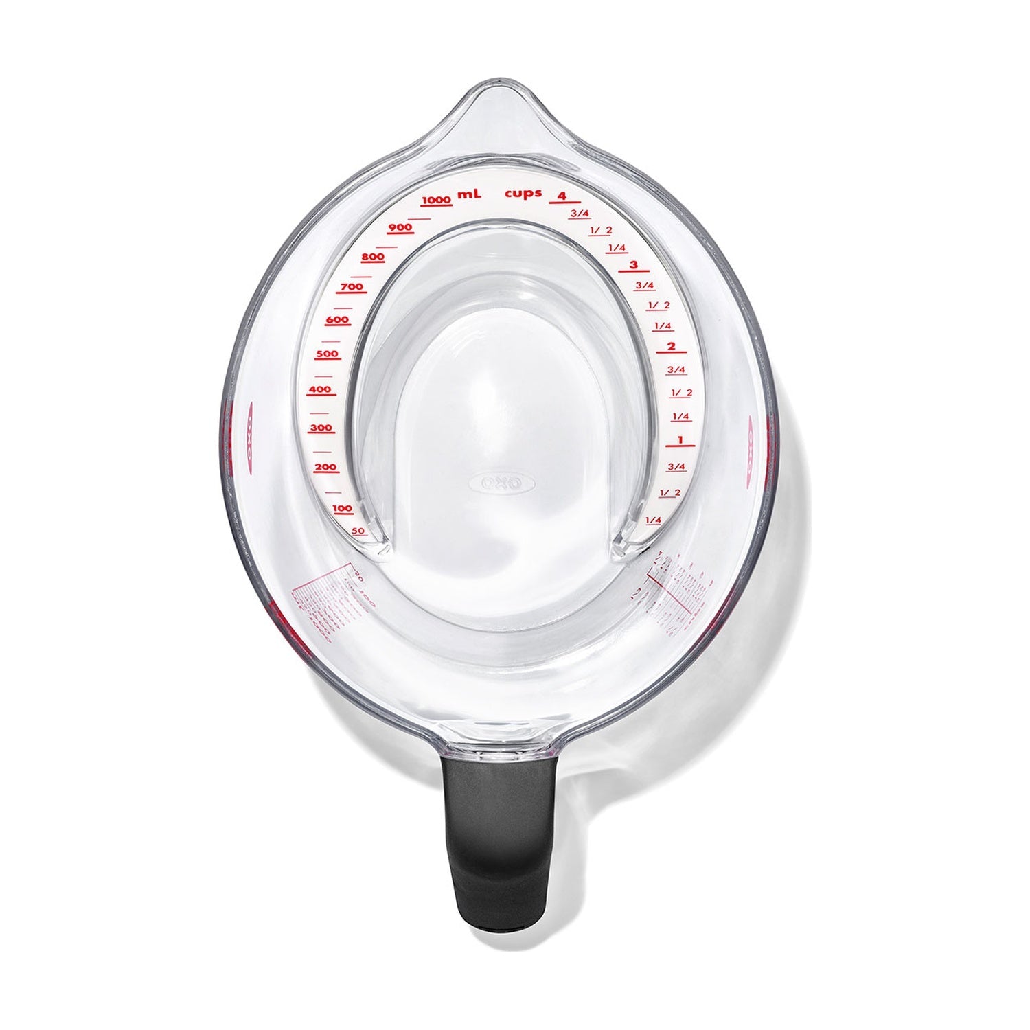 OXO maatkan hand houdt de zwarte greep vast