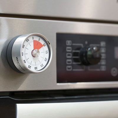 Westmark Futura Kookwekker, zilver, magnetisch bevestigd op de deur van een oven