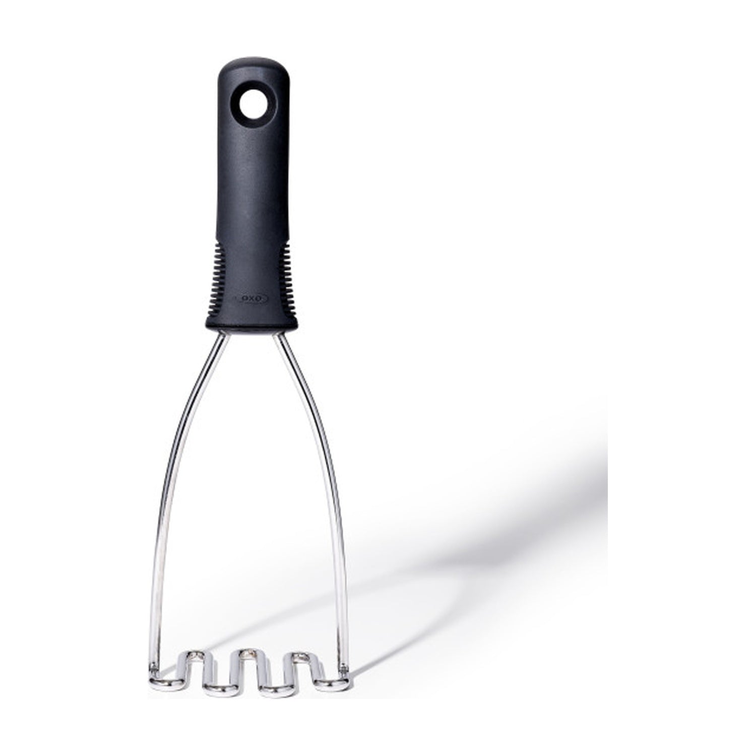 OXO Good Grips Aardappelstamper op witte achtergrond
