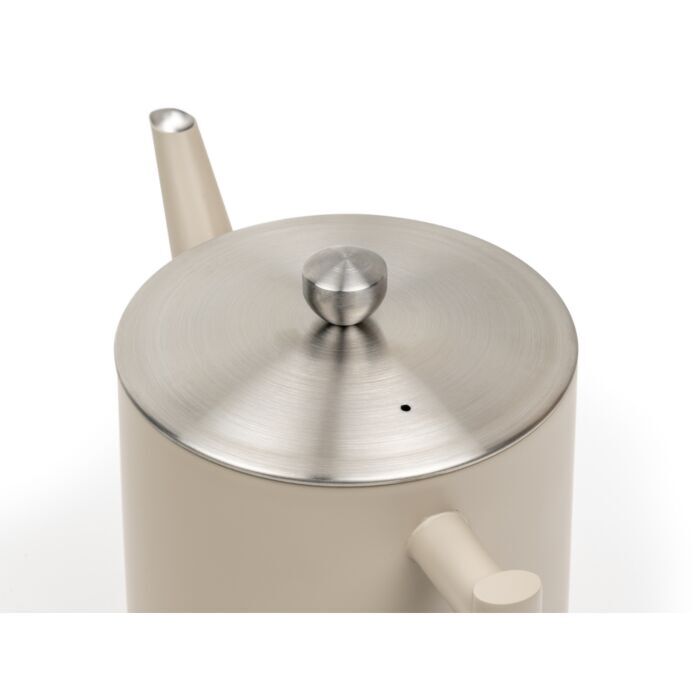 Close-up van het roestvrijstalen deksel met knop op de cilindrische Minuet Cylindre theepot in taupe