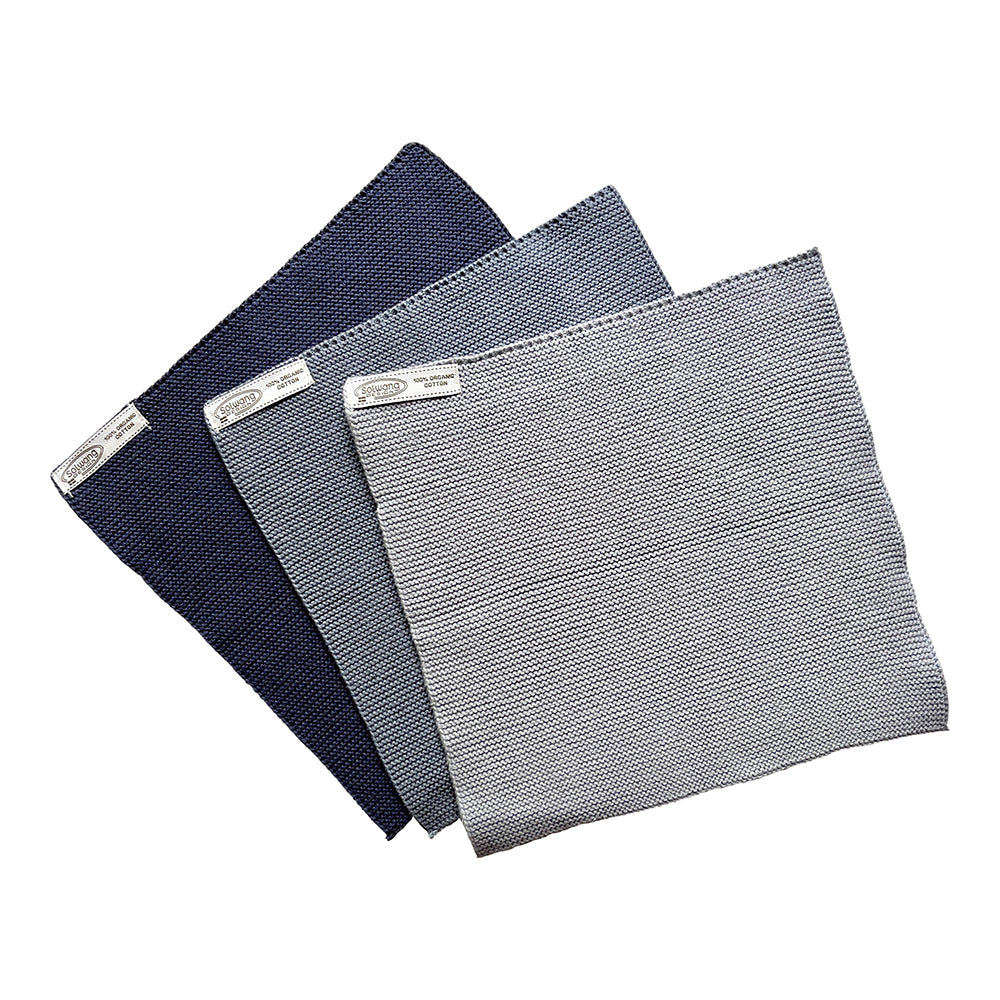 Solwang Design Vaatdoekjes set van 3 - Stormy Grijs Combi drie gebreide doekjes gewaaierd over elkaar, van donkerblauw achteraan via middengrijs naar een lichtgrijze tint vooraan, met het Solwang-label zichtbaar op elk doekje.