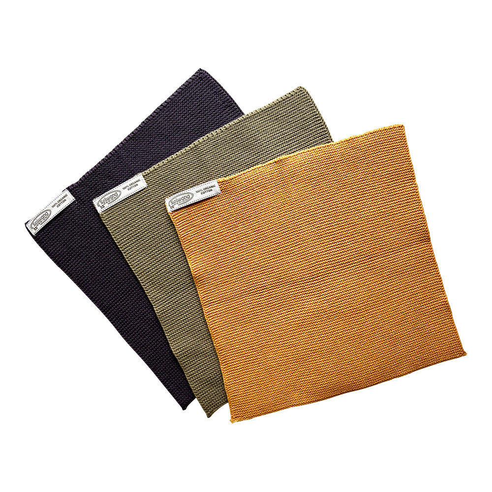 Solwang Design Vaatdoekjes set van 3 - Donkere Mix drie doekjes gewaaierd tegen elkaar aan, van donker naar licht: zwartblauw, olijfgroen en okergeel, elk met het Solwang-label zichtbaar aan de rand.