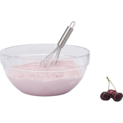 Westmark Garde 17 cm, zilver, garde roert door roze yoghurt in een glazen kom naast kersen