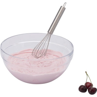 Westmark Garde, zilver, klopt een roze roomdessert in een glazen kom naast kersen