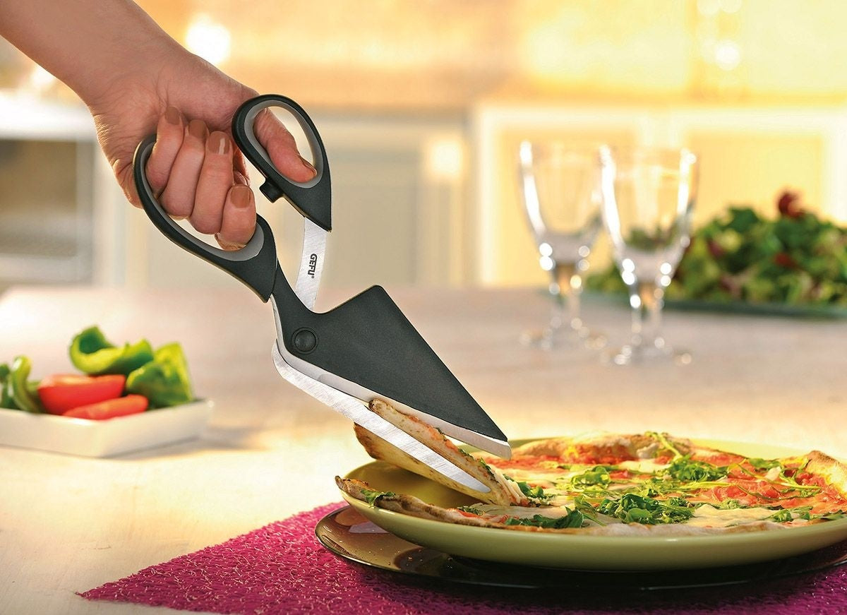 GEFU Pizzaschaar Pezzo, hand die met de schaar een punt uit de pizza op een bord knipt