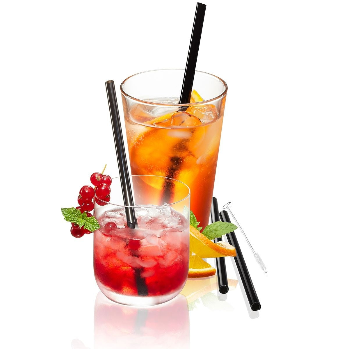 GEFU Glazen Rietjes Future Zwart 4 stuks - 18 cm, de zwarte glazen rietjes in gebruik in twee cocktails met ijsblokjes, sinaasappel, rode bessen en munt
