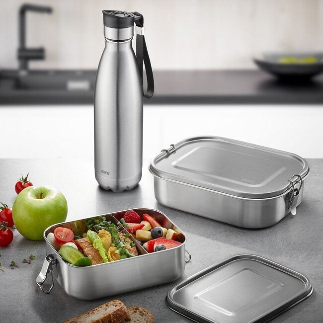 GEFU Lunchbox Endure - Klein, gevuld met fruit en salade op het aanrecht naast een RVS thermosfles, een groene appel, tomaten en het losse deksel