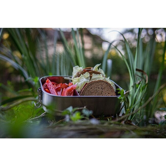 GEFU Lunchbox Endure - Groot, geopend en gevuld met brood, sla en gesneden paprika, buiten neergezet tussen het gras
