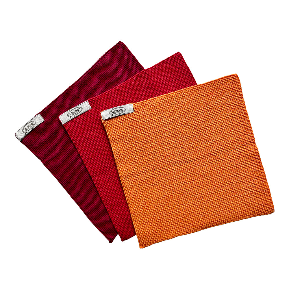 Solwang Design Vaatdoekjes set van 3 - Oranje/Rood Combi drie doekjes gewaaierd tegen elkaar aan in bordeaux, dieprood en oranje, met het Solwang-label aan de bovenrand van elk doekje.
