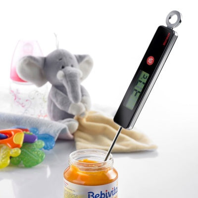 Westmark Braadthermometer, zwart, meetpen in een potje babyvoeding naast een knuffelolifant