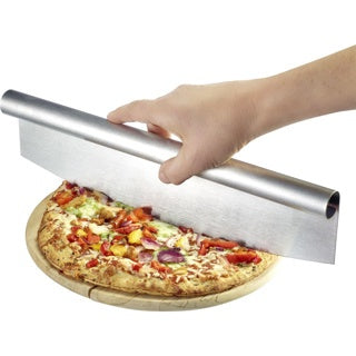 Westmark Easy Pizzames, rvs rolmes in gebruik op een pizza met groentetopping