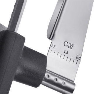 Westmark Broodmes, zwart handvat, close-up van de cm-schaalverdeling op het lemmet