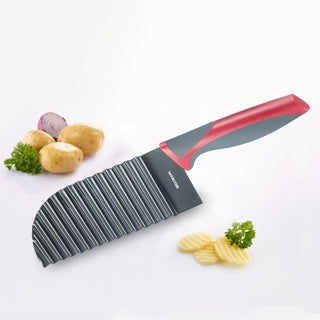 Westmark Kartelsnijder, zwart, naast aardappelen en rode ui met golvend gesneden aardappelschijfjes