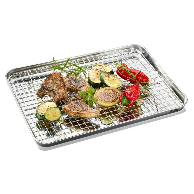 GEFU Bakplaat Variado - 40,5 cm met rooster gevuld met gegrild vlees, courgette, tomaten en takjes rozemarijn