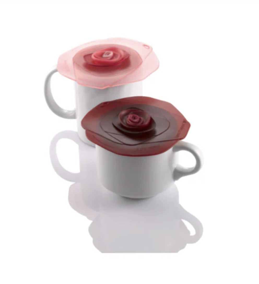 Charles Viancin Drinkbekerdeksels Rose Set van 2, een lichtroze en een bordeauxrode roosdeksel op witte mokken