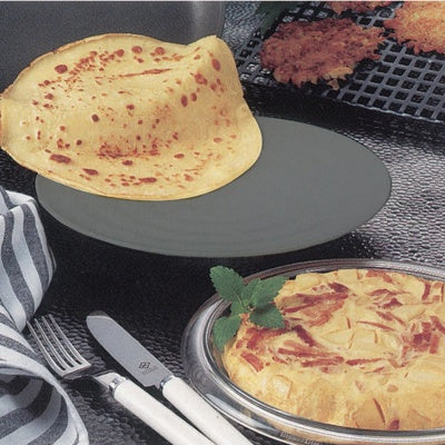 Westmark Flic-Flac Pannenkoek- en Omeletdraaier, grijs, in gebruik om een pannenkoek in de lucht te keren naast een gebakken fruittaart