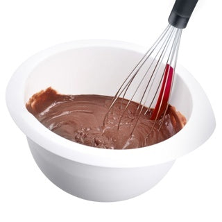 Westmark Garde, zwart met rode siliconen rand, in gebruik om een chocolademengsel te kloppen
