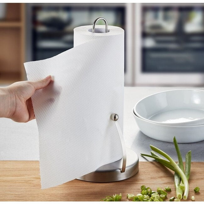 GEFU Keukenrolhouder Spenso, close-up van een hand die een vel keukenpapier van de houder aftrekt op een houten aanrecht naast een wit kommetje en verse lente-ui